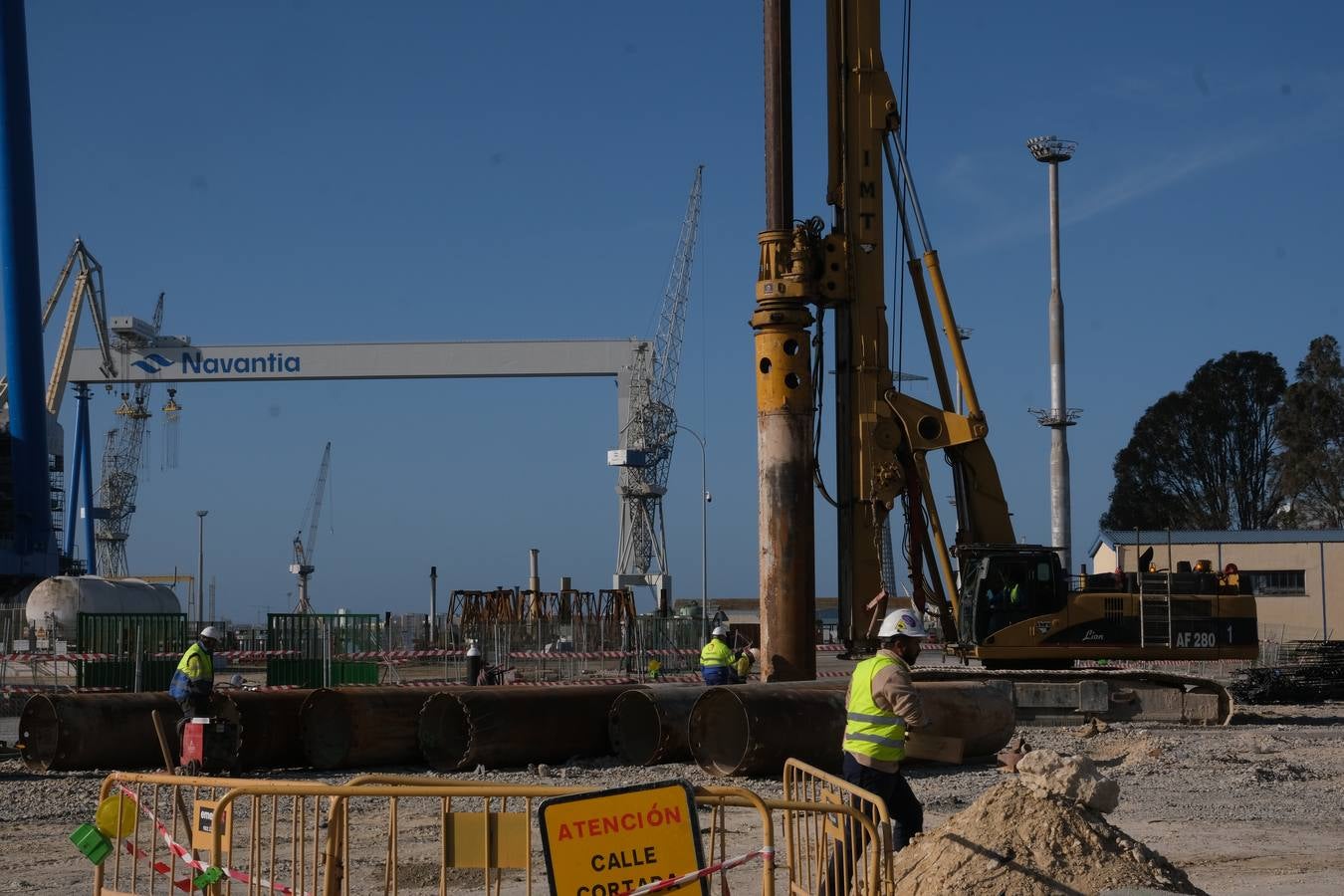 FOTOS: Obras de la plataforma elevada del tren de La Cabezuela han comenzado junto al astillero de Puerto Real