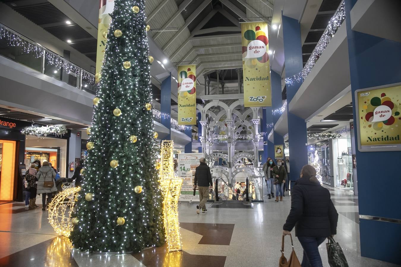 En imágenes, el público anima los centros comerciales de Córdoba