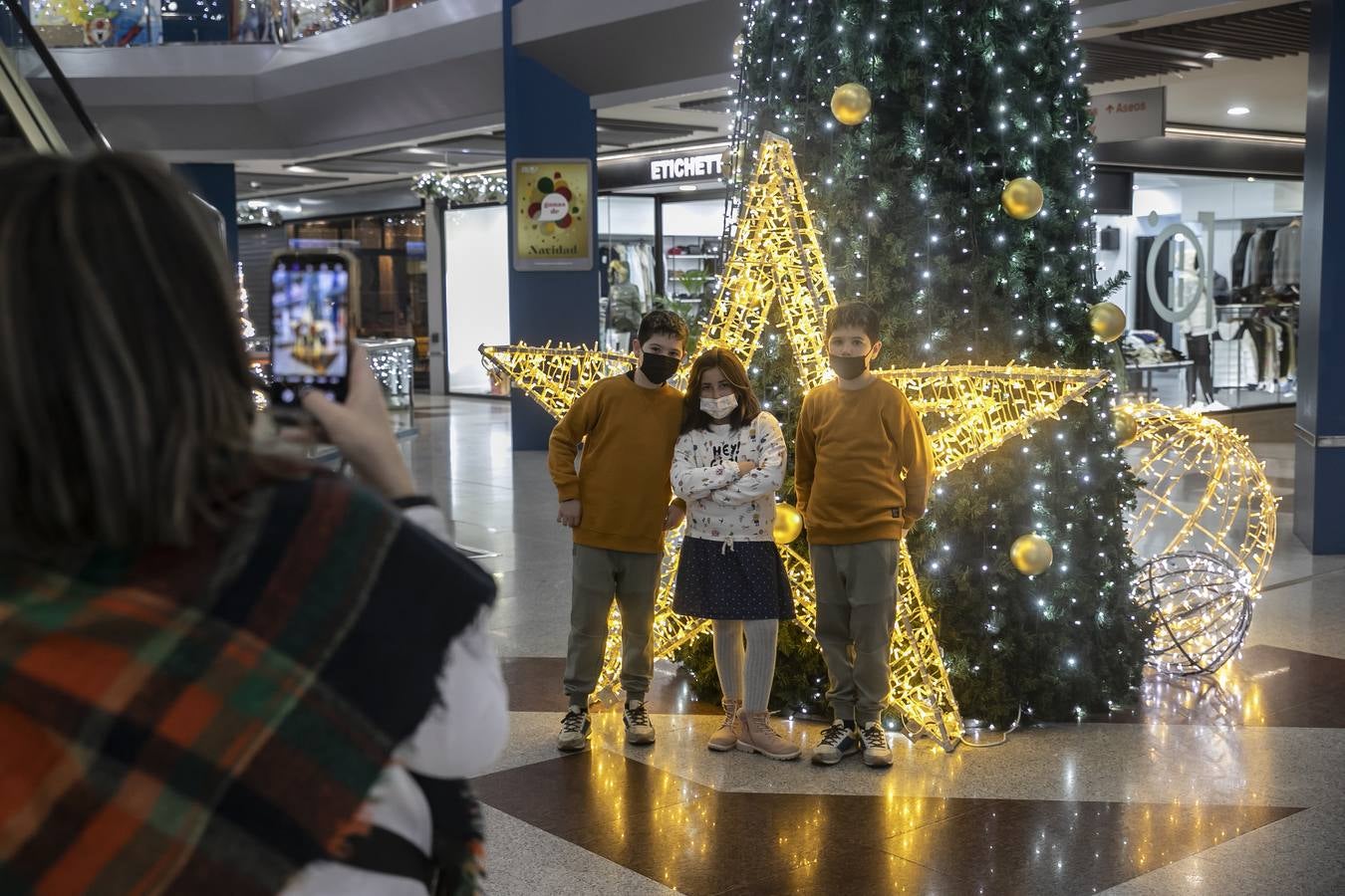 En imágenes, el público anima los centros comerciales de Córdoba