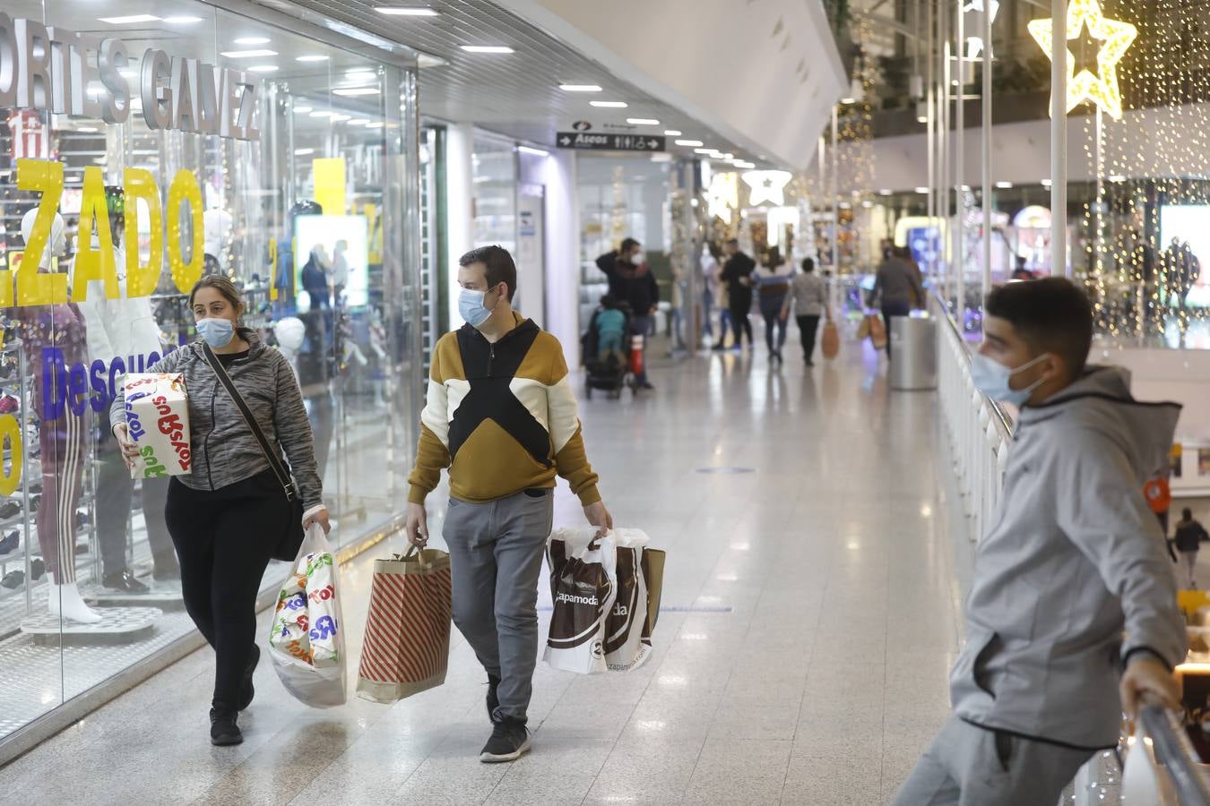 En imágenes, el público anima los centros comerciales de Córdoba