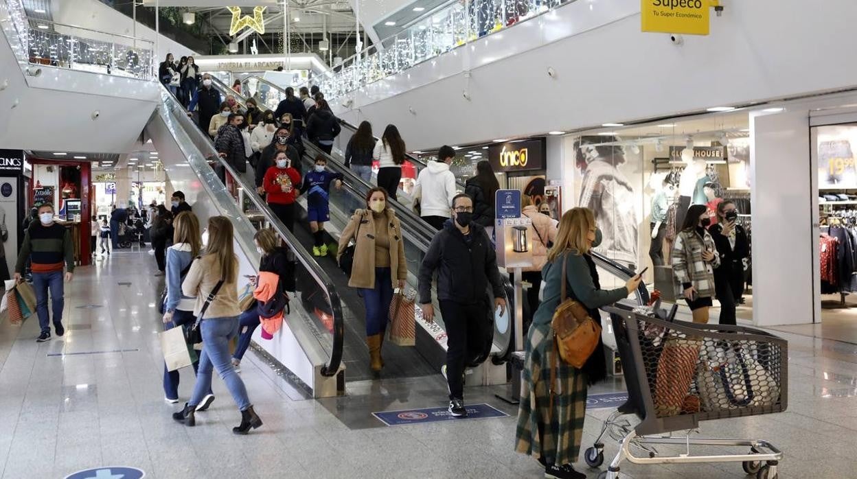 En imágenes, el público anima los centros comerciales de Córdoba