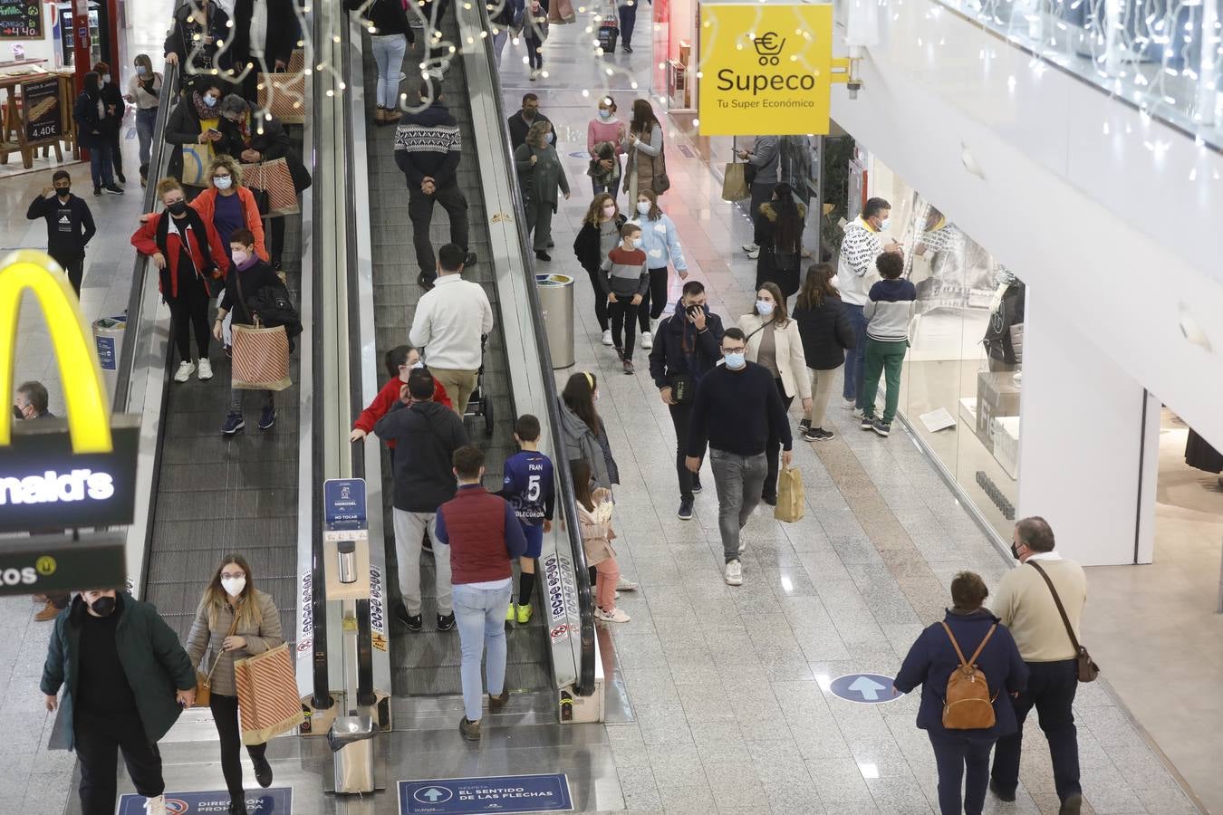 En imágenes, el público anima los centros comerciales de Córdoba