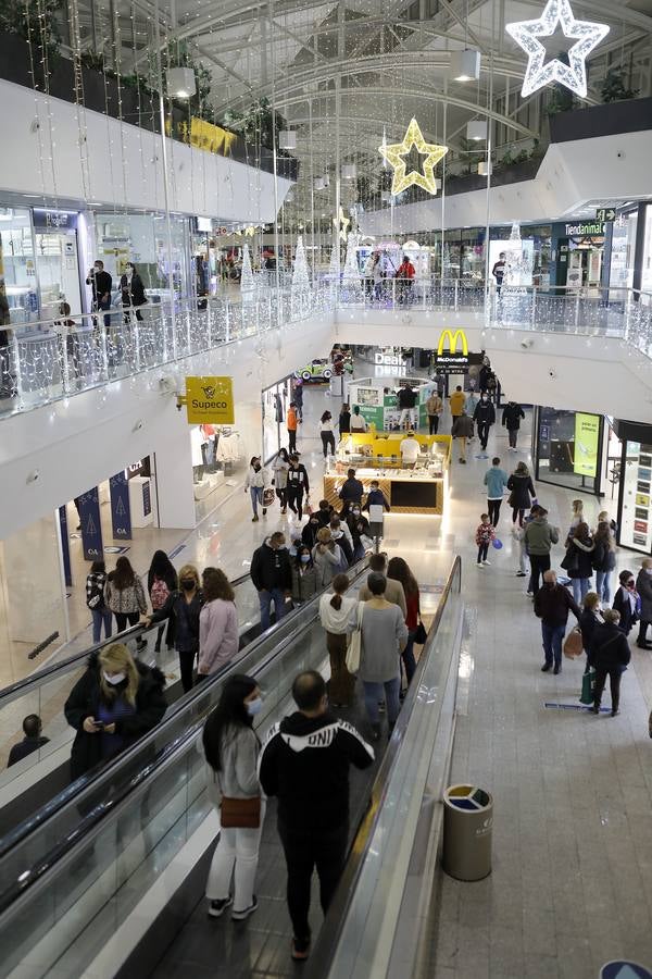 En imágenes, el público anima los centros comerciales de Córdoba