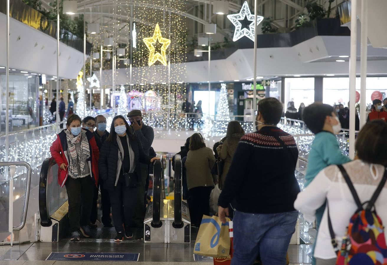 En imágenes, el público anima los centros comerciales de Córdoba