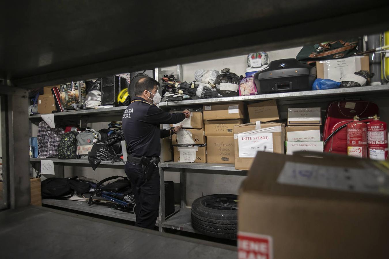 La oficina de Objetos Perdidos de la Policía Local de Córdoba, en imágenes