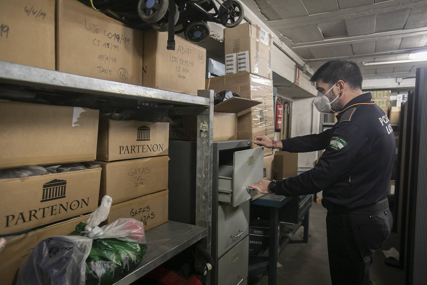 La oficina de Objetos Perdidos de la Policía Local de Córdoba, en imágenes