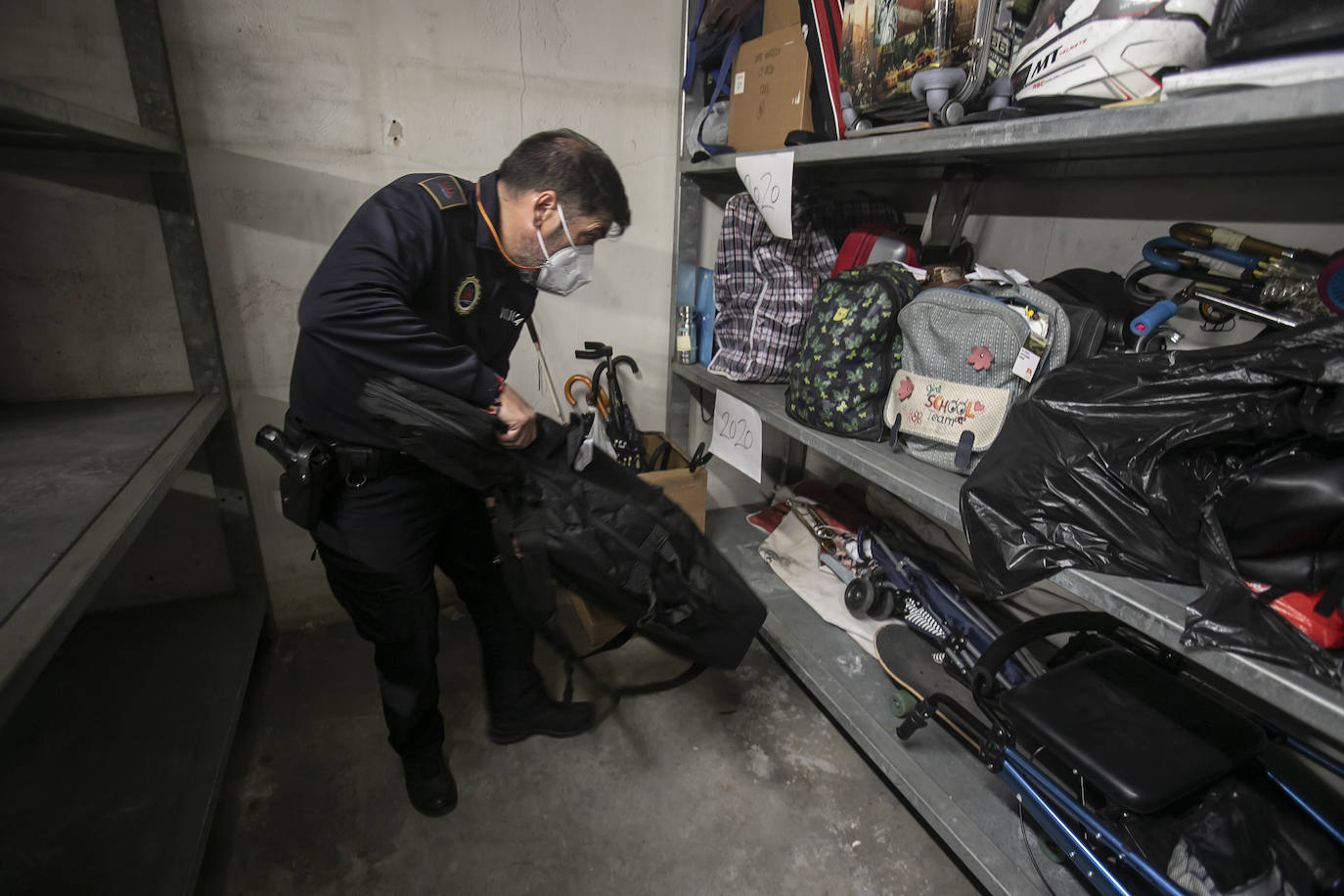 La oficina de Objetos Perdidos de la Policía Local de Córdoba, en imágenes