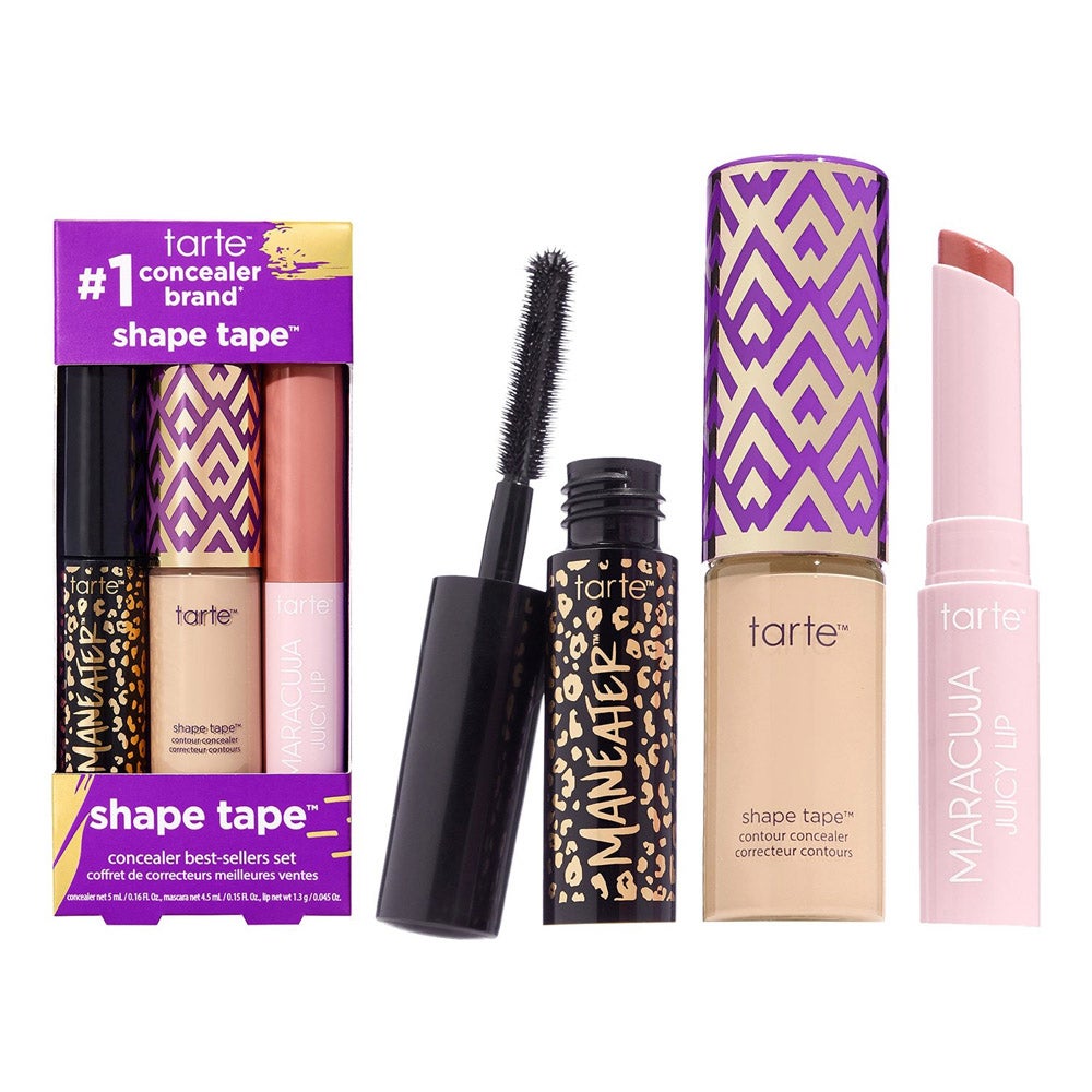 Estuche de maquillaje Shape Tape de Tarte (29,99 €, solo en Sephora). Incluye el corrector número 1 en Estados Unidos, Shape Tape, de cobertura total y duración de hasta 16 h; la máscara de pestañas Rímel maneter, tamaño viaje, para unas pestañas voluminosas, largsa y rizadas; y el bálsamo y brillo labial vegano de maracuyá, en tono rosa.