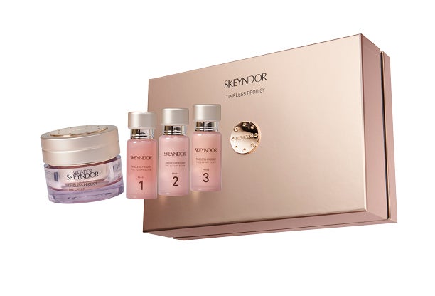 Cofre Timeless Prodigy The Cream de Skeyndor (140 €). Una cura antiedad de lujo de 30 días, repartida en 3 fases de acción progresiva, y de aplicación día y noche. Con más de 20 potentes activos como factores de crecimiento, extracto de tephrosia purpurea, células madre de rosa damascena y de olivo silvestre para revitalizar la piel. El cofre incluye la crema Timeless Prodigy y los tres elixires: activador de la génesis celular, portenciador y perfeccionador.