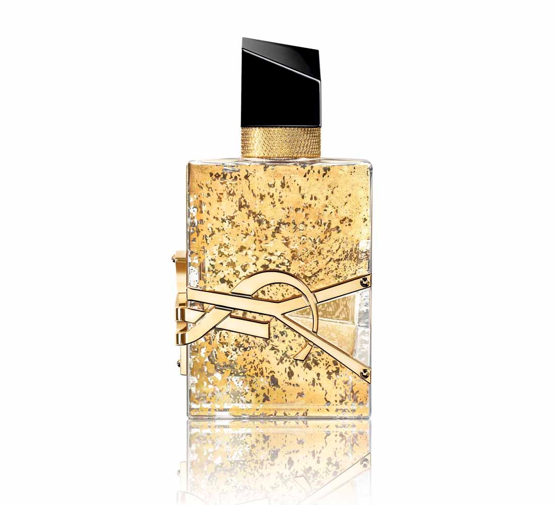 Libre Eau de Parfum edición limitada navidad de Yves Saint Laurent Beauté (96,50 €). La colección Gold &amp; Bold de YSL se viste de dorado para celebrar la Navidad y ofrecer una experiencia única con el perfume Libre. Un frasco de alta costura, con el logo Cassandra incrustado en el cristal y las cadenas doradas, que rinden homenaje a los icónicos bolsos de la firma. Dentro un perfume floral reinventado que combina dos notas olfativas antagónicas, la flor de naranjo marroquí y la esencia de lavanda francesa.