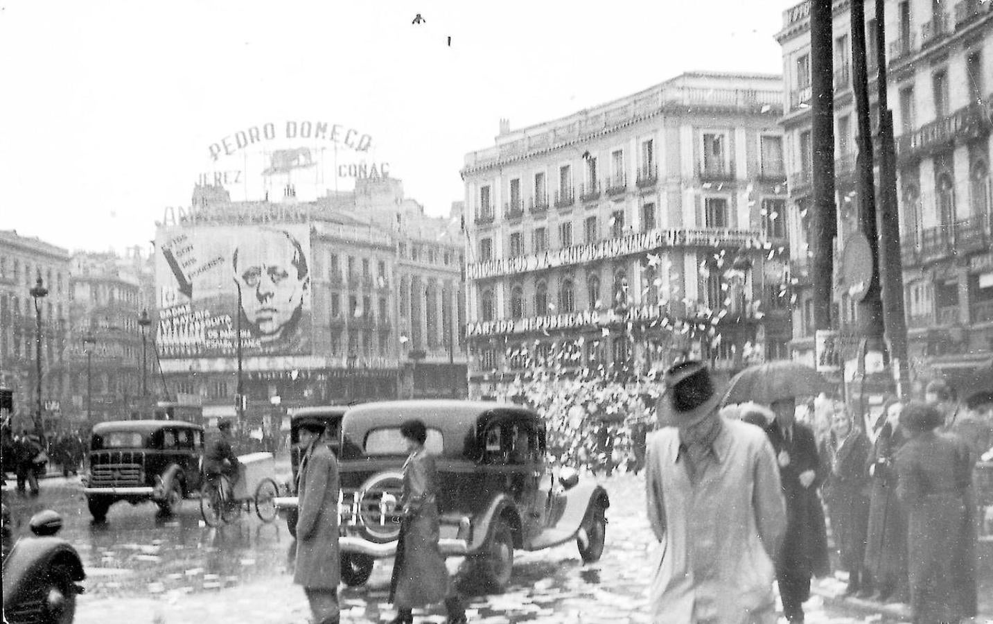 Propaganda electoral en la Puerta del Sol. El famoso cartel de la CEDA, con la cara de José María Gil Robles y su lema: «Estos son mis poderes» (1936). 