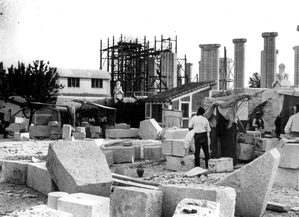 El labrado de la piedra de la Catedral de La Almudena durante su construcción (1915). 