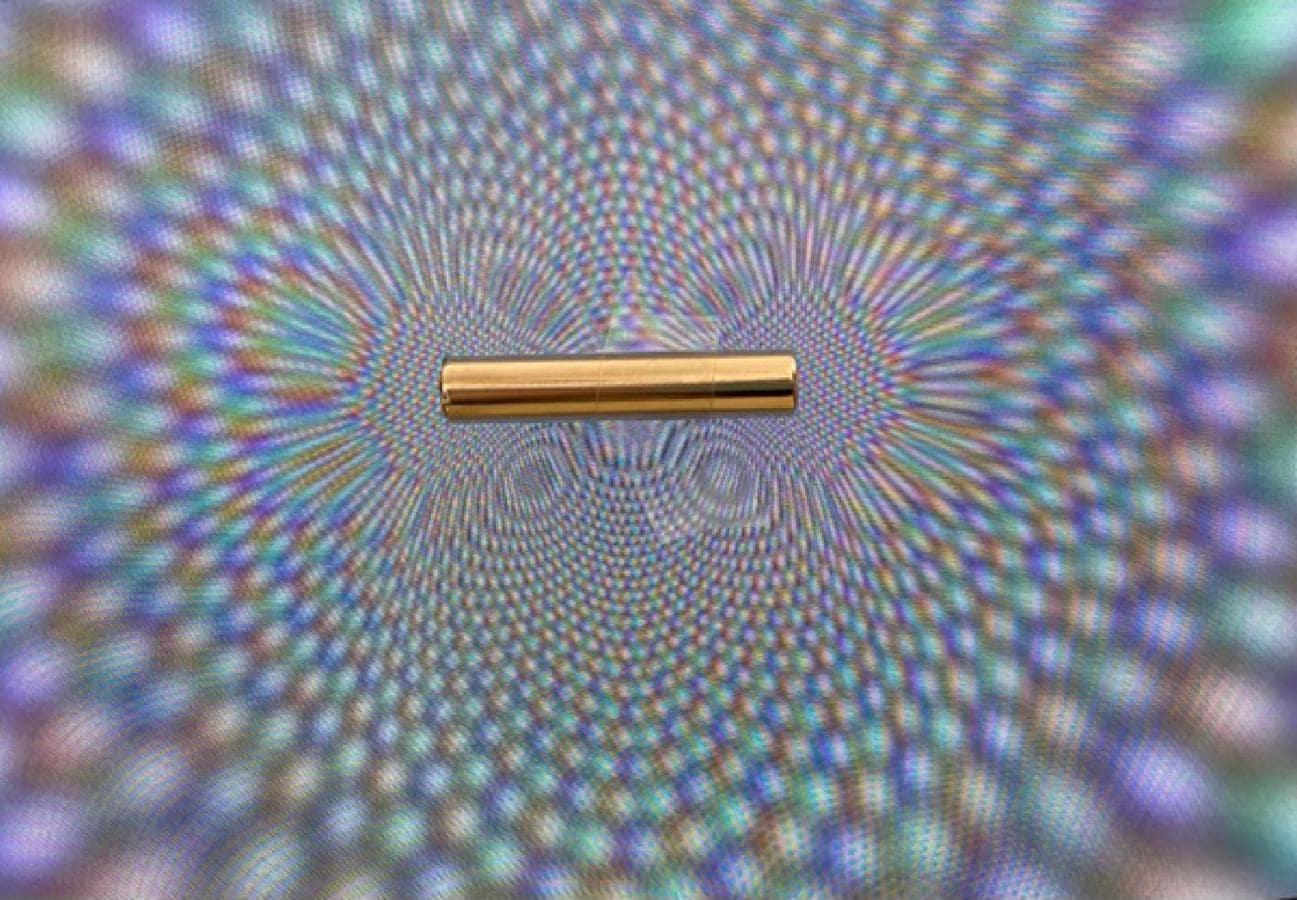 El arcoíris digital. ¿Qué ocurre si colocamos un imán sobre la pantalla de un monitor de ordenador antiguo? Pues que obtenemos una imagen de gran belleza por sus colores y la perfección matemática de su composición. Este fenómeno se explica por la fuerza de Lorentz, que desvía las partículas cargadas en presencia de campos magnéticos. En los antiguos monitores, la trayectoria de los electrones de los tubos de rayos catódicos hacia la pantalla es desviada por campos magnéticos. Al incidir sobre la pantalla, los electrones activan unas sustancias fosforescentes que se iluminan en tres colores diferentes: rojo, verde y azul. Cuando colocamos el imán, los haces de electrones se desvían e inciden sobre sensores que no les corresponden. Como resultado, las líneas del campo magnético forman figuras matemáticas y los colores se ven alterados.. 