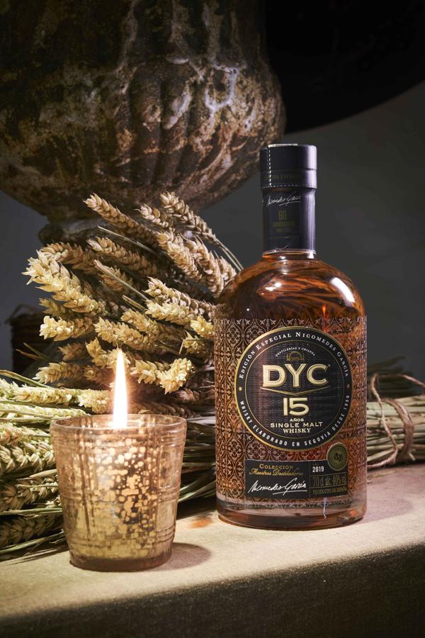 DYC 15, un whisky estrella. Esta botella forma parte de la Colección Maestros Destiladores, una serie de whiskies singulares, únicos, especiales y de origen artesanal creados por los maestros destiladores de DYC. Conocedores del paladar español, han impregnado esta colección con el carácter creativo y soñador de la tierra segoviana y de Nicomedes García, fundador de DYC. Un whisky premium para sorprender a los paladares más exigentes. Precio. 34,99€