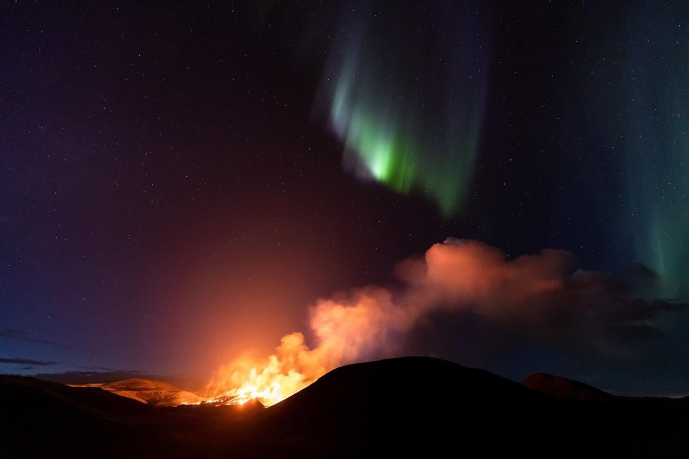 Volcanic Aurora Borealis, Jeroen Van Nieuwenhove. Dan Zafra, editor de Capture the Atlas, busca las mejores instantáneas no solo entre afamados fotógrafos, sino también en nuevos talentos. Además, trata de seleccionar lugares donde las auroras boreales no hayan sido fotografiadas antes, como la imagen sobre el volcán en activo Fagradalsfjall.