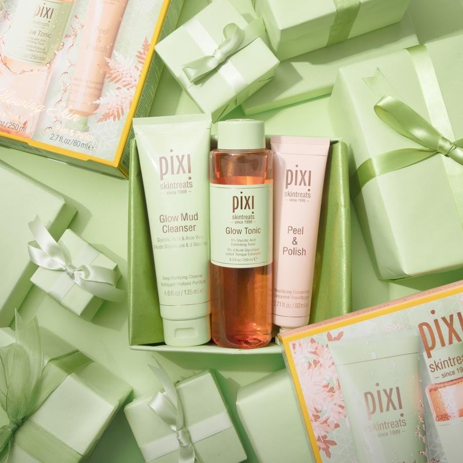 Un set muy completo. Nos encanta cuidarnos, y este set de Pix! lo tiene todo para la mejora del brillo de la piel: Glow Mud Mask (mascarilla de arcilla), Glow tonic (tónico por excelencia) y Peel &amp; Polish (exfoliante). Lo puedes encontrar en pixibeauty.com