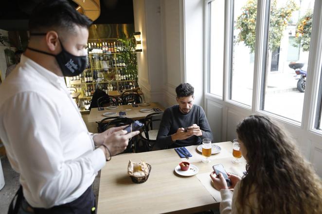 El pasaporte Covid en bares y restaurantes de Córdoba, en imágenes