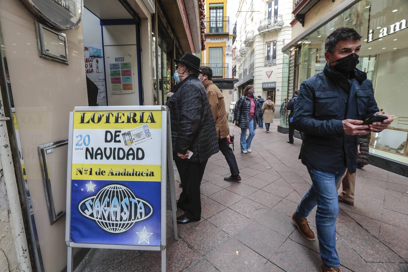 Los sevillanos apuran hasta última hora para buscar la suerte en la Lotería de Navidad. RAÚL DOBLADO