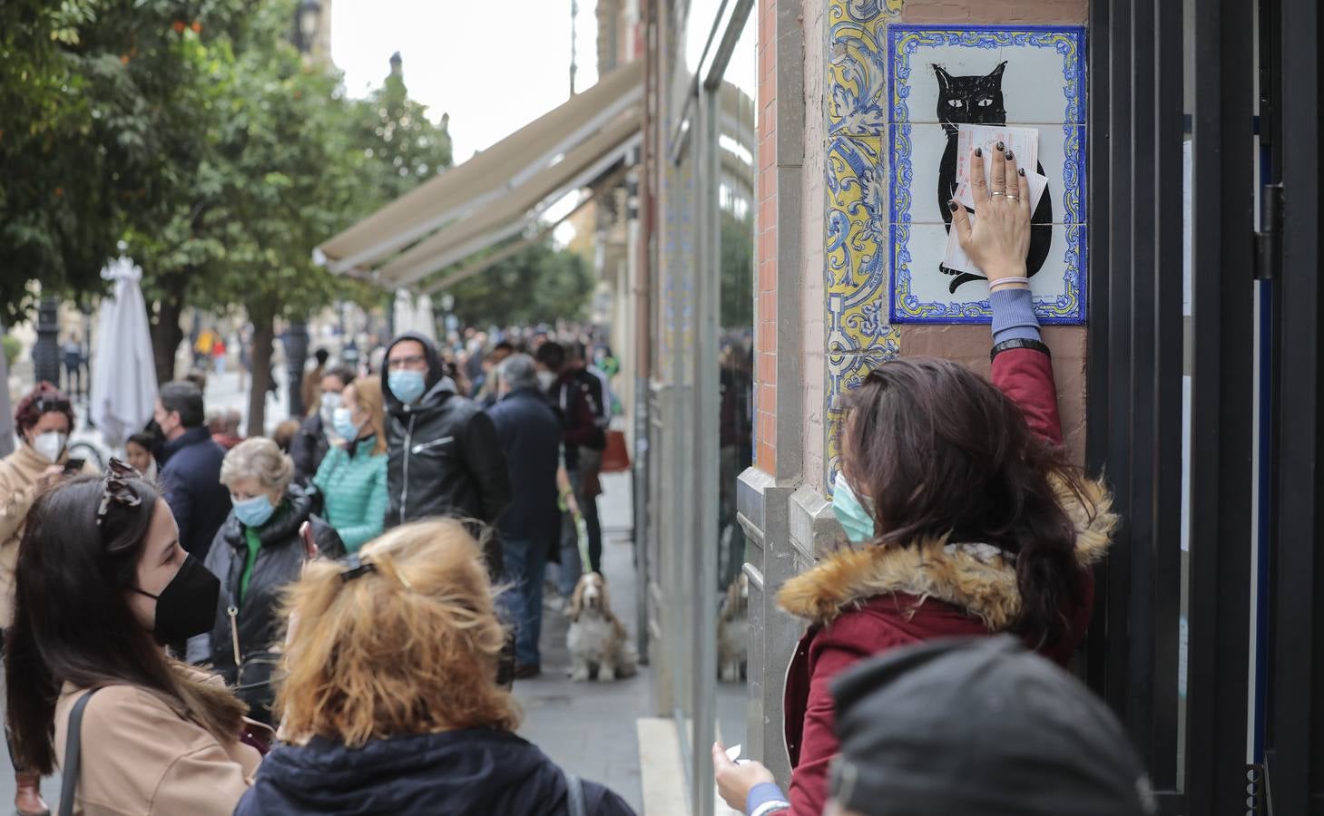 Los sevillanos apuran hasta última hora para buscar la suerte en la Lotería de Navidad. RAÚL DOBLADO