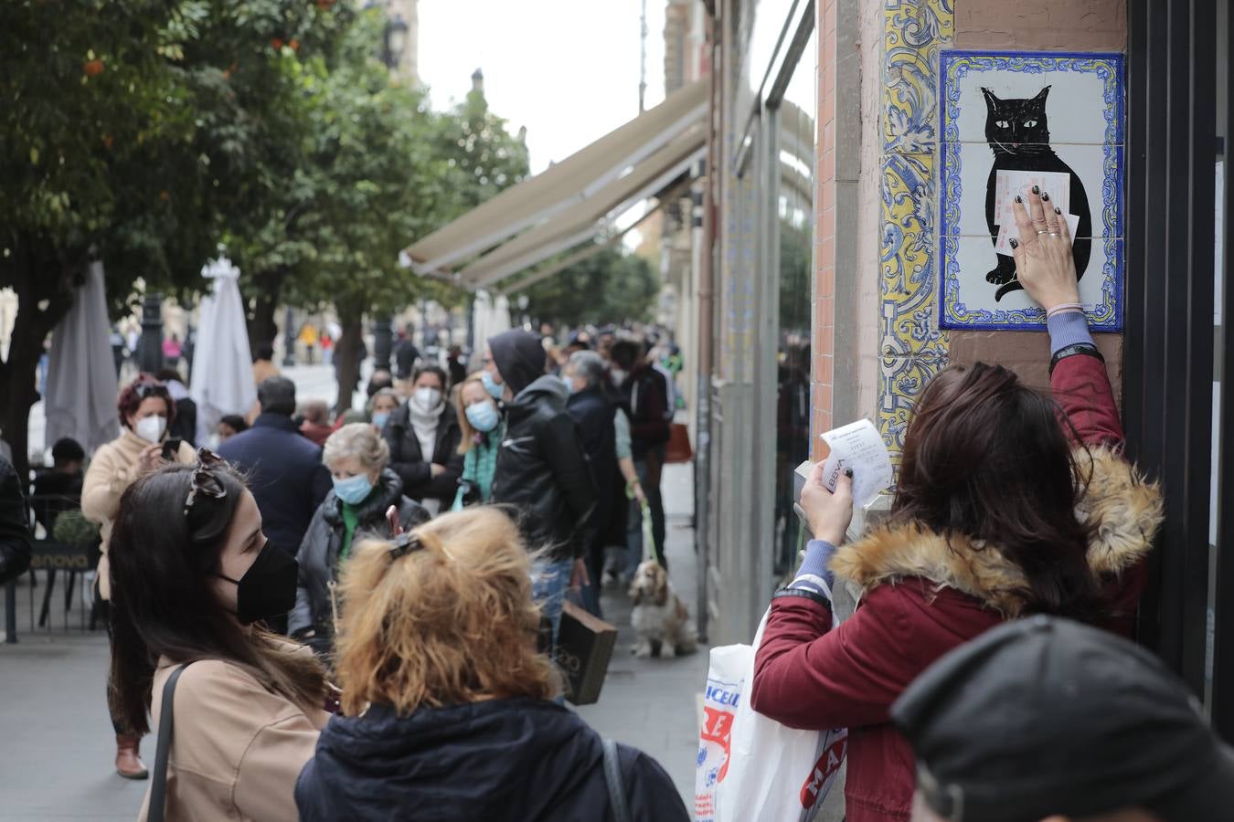 Los sevillanos apuran hasta última hora para buscar la suerte en la Lotería de Navidad. RAÚL DOBLADO