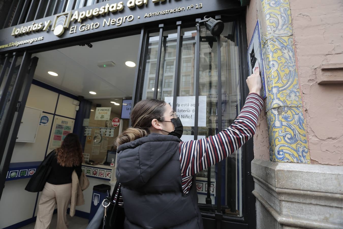 Los sevillanos apuran hasta última hora para buscar la suerte en la Lotería de Navidad. RAÚL DOBLADO