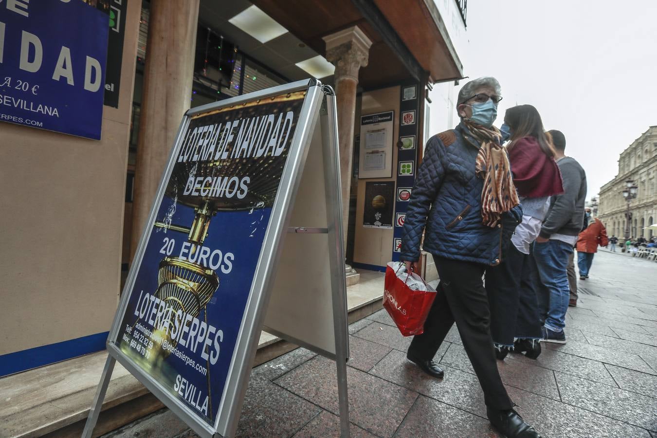 Los sevillanos apuran hasta última hora para buscar la suerte en la Lotería de Navidad. RAÚL DOBLADO