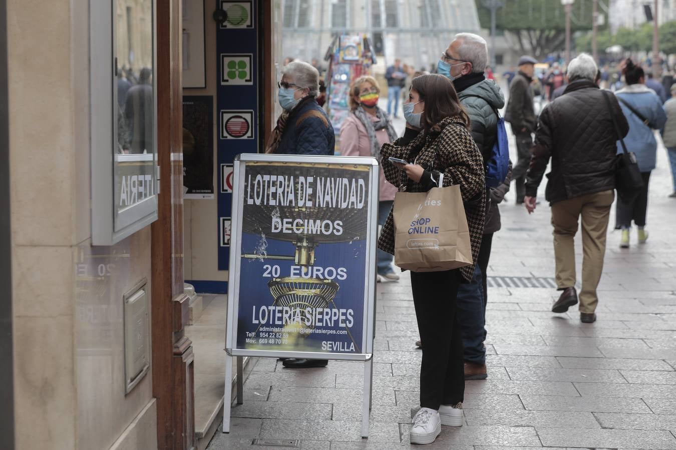 Los sevillanos apuran hasta última hora para buscar la suerte en la Lotería de Navidad. RAÚL DOBLADO