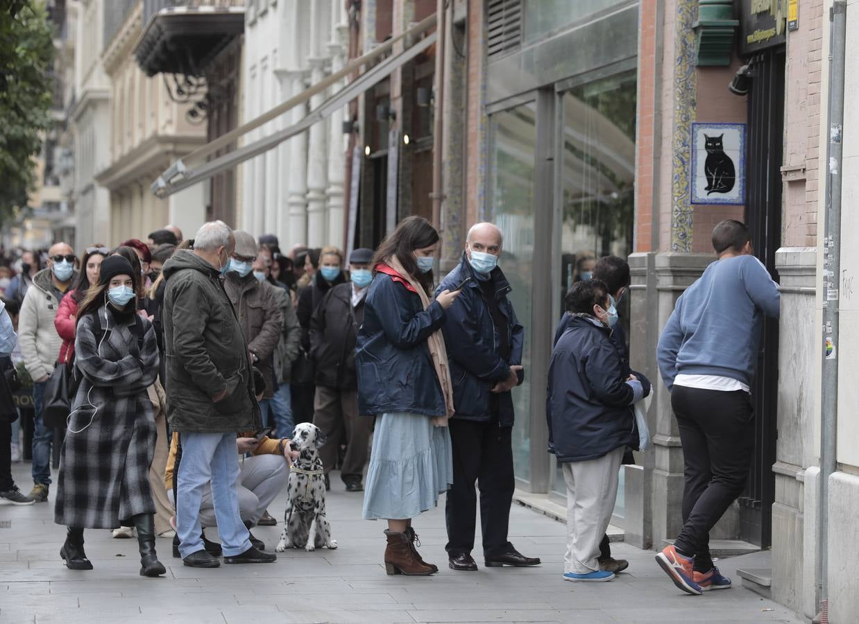 Los sevillanos apuran hasta última hora para buscar la suerte en la Lotería de Navidad. RAÚL DOBLADO