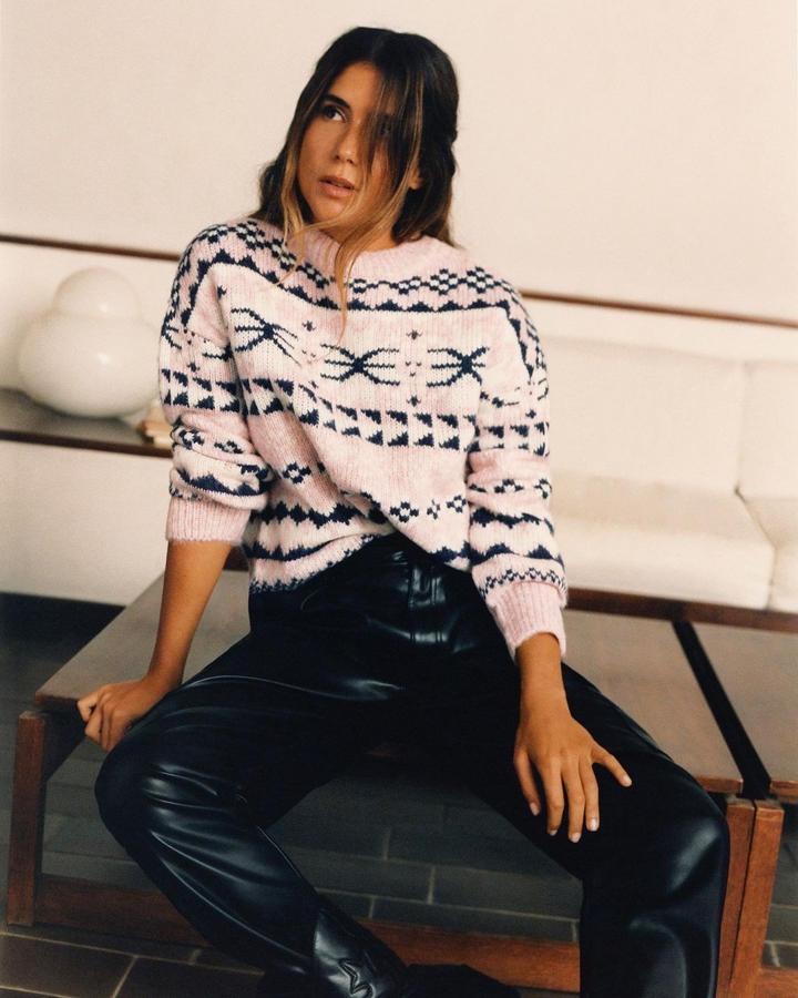 Comodidad y confort para todos los gustos. Más allá del típico modelo con renos y abetos las firmas han ampliado su repertorio con diseños en los que predominan los tonos pastel con adornos más discretos, con cenefas y los recurrentes bordados. Una alternativa de tendencia para configurar looks más versátiles consiste en combinarlos con pantalones de cuero.