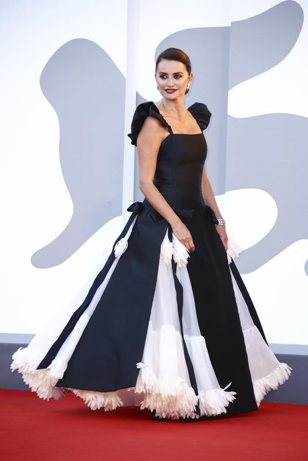 Penélope Cruz en el Festival de Venecia. El diseño elegido por la actriz fue una de las piezas estrellas de la colección de Alta Costura para la temporada Otoño/Invierno 2022 de Chanel, presentada en julio en el Palais Galliera. Un vestido con escote cuadrado y delicadas mangas de volantes y amplio faldón con estructura de crinolina en capas de tul blanco y negro.