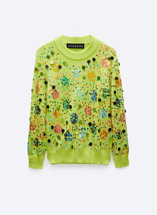 Uterqüe - Jerséis navideños para lucir estas fiestas. Jersey de jacqard verde pistacho con lentejuelas multicolor y apliques, de Uterqüe. Las que busquen un resultado más original saliendo de la típica gama de los rojos encontrarán en este modelo la clave. Precio: 99€.