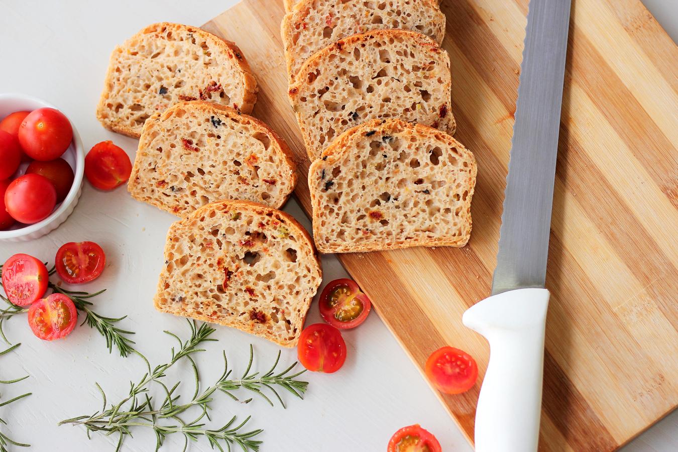 Pan con sustancia, de León The Baker. El pan es un elemento esencial en el menú, y uno de calidad aporta sabor y sobre todo salud. Los de León The Baker son artesanales, pero además se distinguen porque no contienen gluten ni lactosa, pero tampoco conservantes y colorantes. Para estas Navidades su pan de remolacha, el candeal de trigo sarraceno, el de quinoa o el toscano pueden ser un puntazo en la mesa. Precio: 3,70 € el toscano - Web: leonthebaker.com