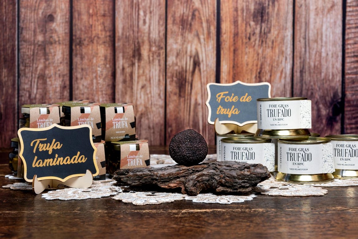 El rincón de la trufa, en 1725 Gourmet. La tienda 1725 Gourmet, de Madrid, ha añadido un rincón muy especial dedicado a la trufa. En él sus propietarios, dueños además del conocido restaurante Botín, ofrecen trufa negra, trufa laminada en aceite de oliva y foie de pato con trufa, todo procedente de Manjares de la Tierra, que cultiva y recolecta el preciado alimento en Sarrión.Precio: 9 € la trufa laminada; 23 € el foie y trufa fresca, consultar. - Web: 1725gourmet.com