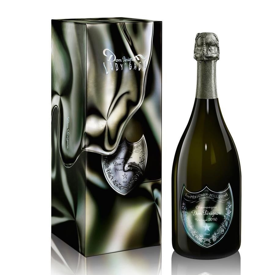 Dom Pérignon Vintage 2010 Lady Gaga. Un champagne completo, enérgico y expresivo. Es una cosecha con una fuerte personalidad que representa el compromiso inquebrantable de la maison con el poder de la naturaleza. Fruto de la intuición, la maestría y una colaboración creativa e inspiradora diseñada por Lady Gaga, cuenta con la dulzura luminosa de la fruta tropical (mango verde, melón, piña) con una sensación táctil de peonía, jazmín y lila. Precio: 200€