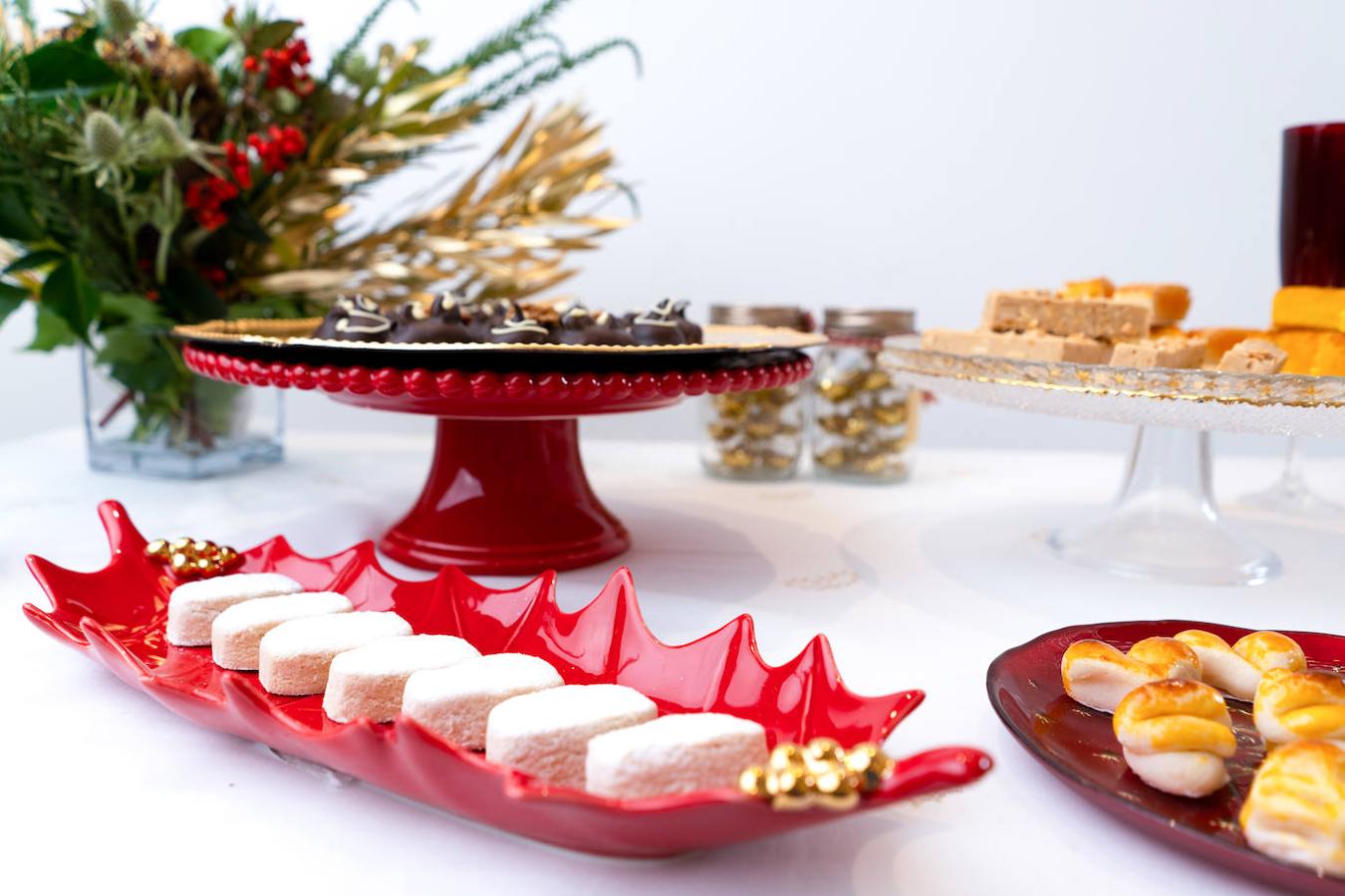 Turrones y polvorones caseros, de Confitería Blanco. Con el conocimiento que da ser un obrador desde 1898, Confitería Blanco, en Torrelavega (Cantabria) domina el arte de los dulces en general -es famosa por sus hojaldres- y navideños en particular, todo de elaboración artesanal y con las mejores materias primas. Hay que probar sus finos polvorones, su turrón de yema o su increíble turrón de chocolate.Precio: Caja de polvorones, 21, 95 €; turrón de trufa, 18,95 € - Web confieriablanco.com