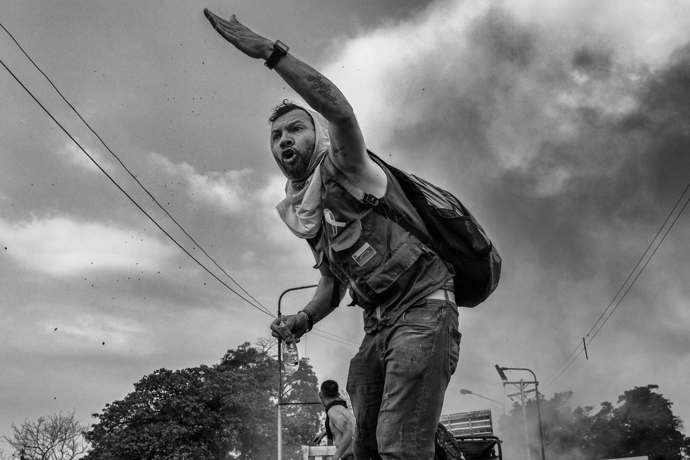 Un activista de la oposición venezolana grita desespeado en el puente fronterizo de Ureña, entre Venezuela y Colombia, durante un duro enfrentamiento en febrero de 2019 con la Guardia Nacional Bolivariana. 