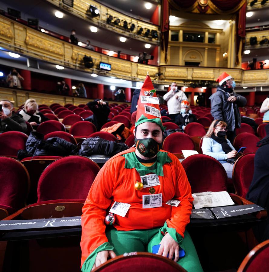 Un participantes disfrazado con sus décimos adquiridos colgados en su cuerpo. 