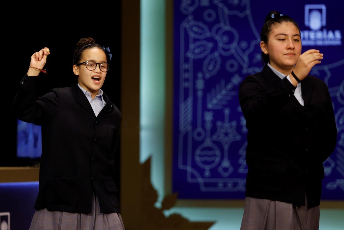 Los niños del Colegio de San Ildefonso cantan el primer premio al 86148 del sorteo de la Lotería de Navidad. 