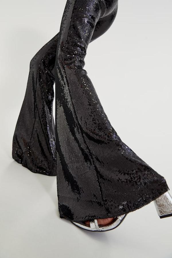 Pantalón acampanado de lentejuelas en color negro de Pull &amp; Bear (29,99€)