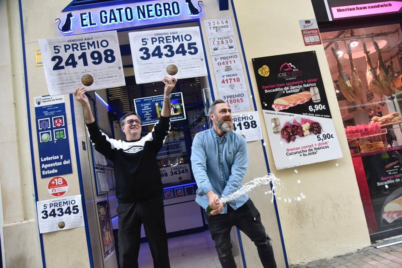 Décimos de tres quintos premios se han vendido en dos administraciones de la calle Granada de Málaga capital.