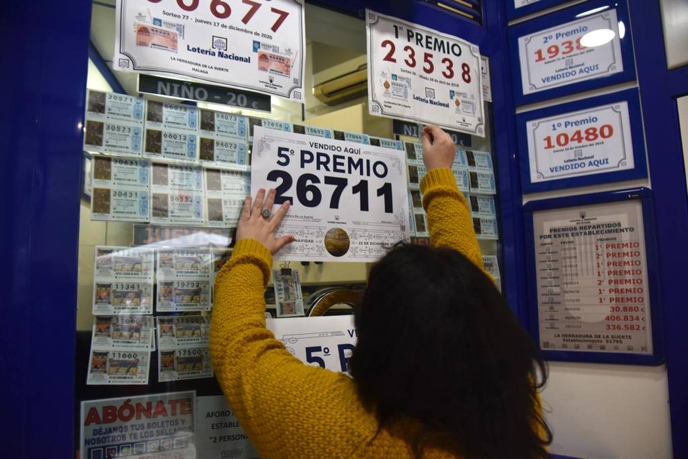 Décimos de tres quintos premios se han vendido en dos administraciones de la calle Granada de Málaga capital.