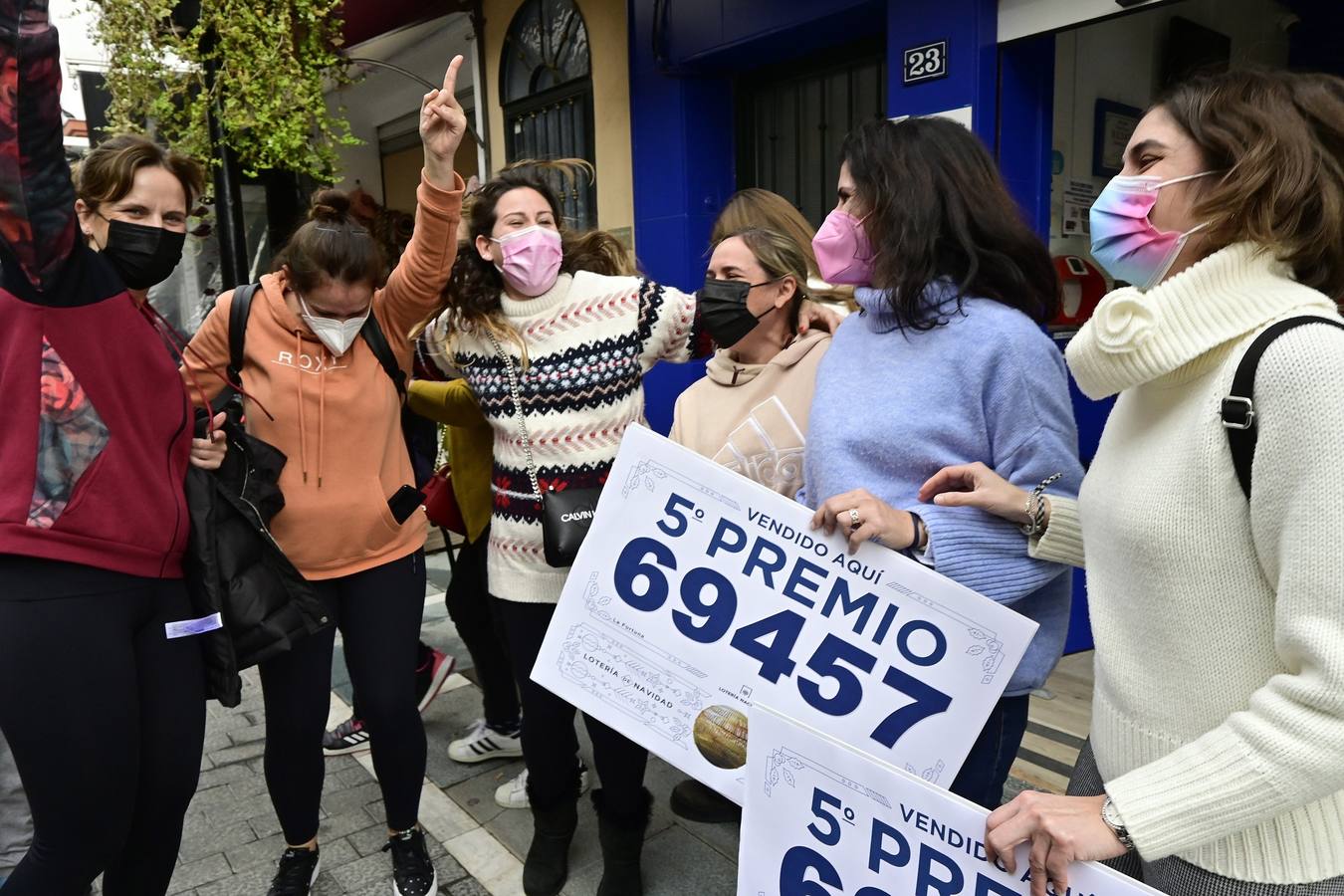 Alegría en San Pedro de Alcántara (Málaga) donde se ha vendido íntegramente el quinto premio 69457 / EFE