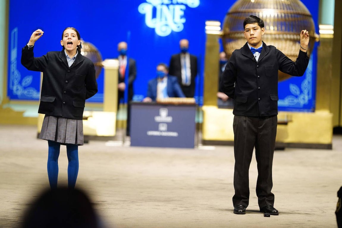Judith y Samuel cantan el segundo quinto premio (70316). 