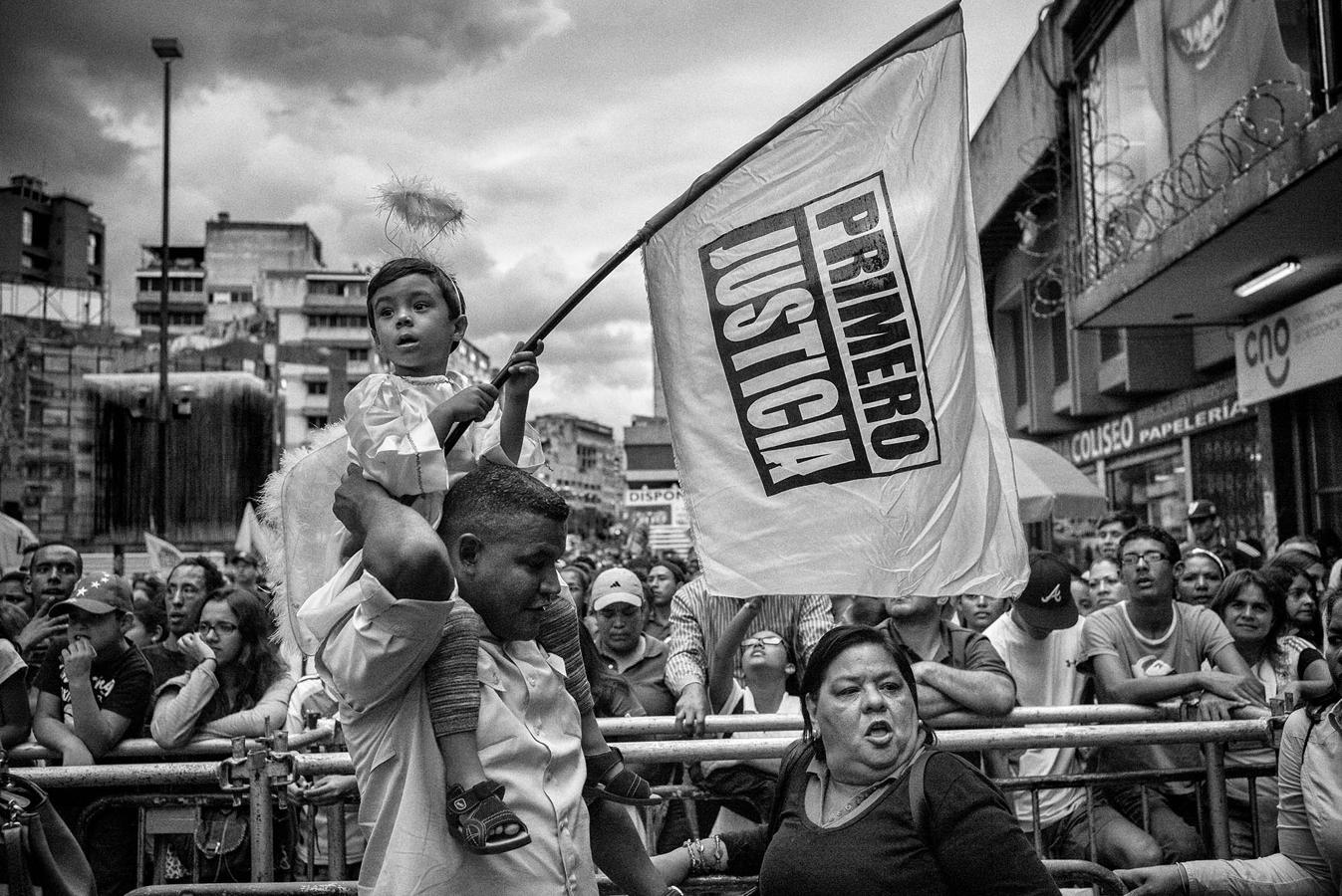 Seguidores de la Mesa de la Unidad Democrática en diciembre de 2015, durante un acto de cierre electoral del partido Primero Justicia en Caracas. 