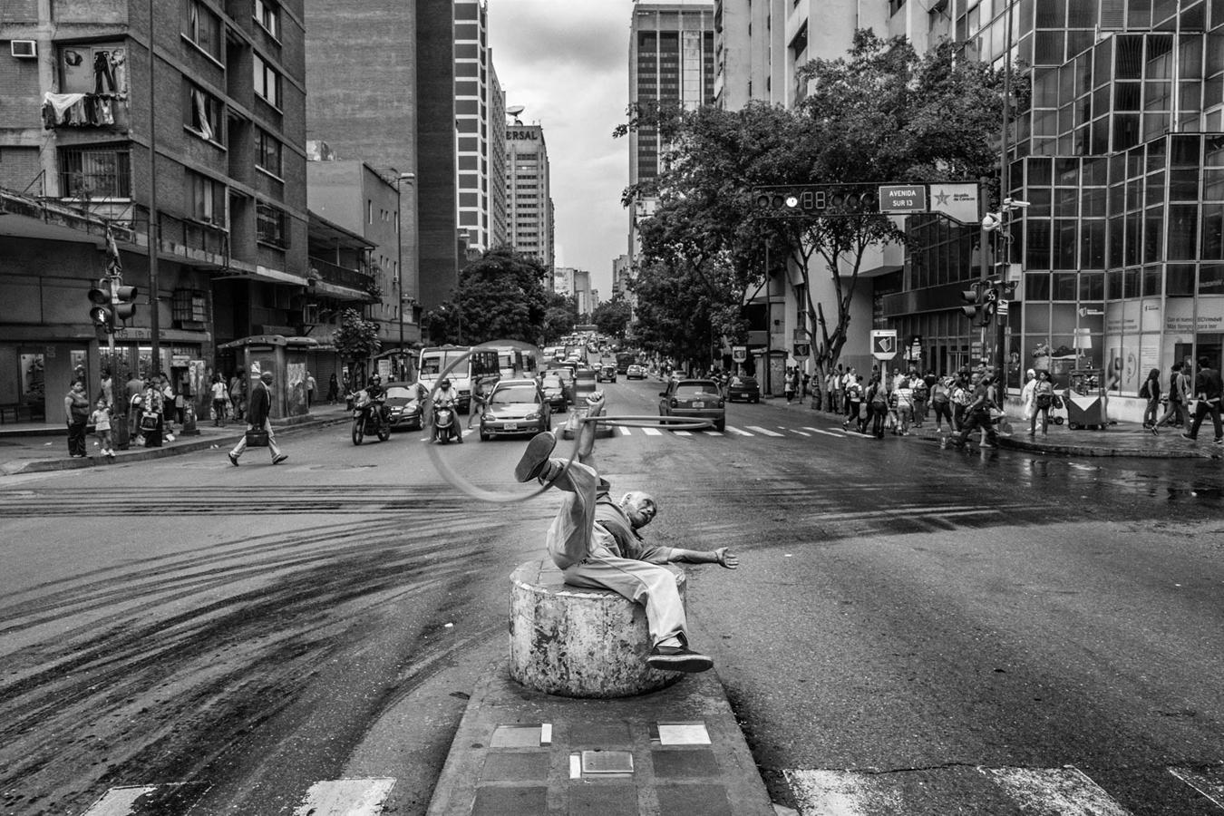 Un artista callejero realiza su espectáculo en junio de 2016 en la avenida Urdaneta de Caracas. 