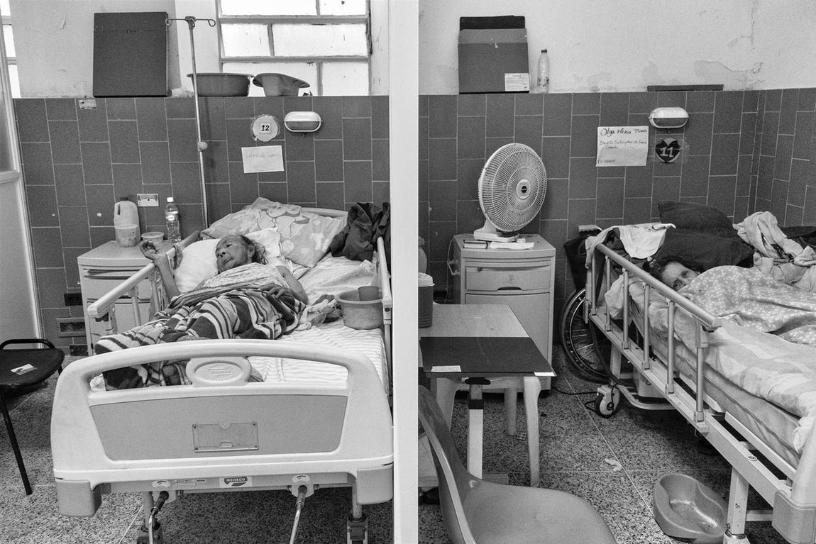 Un grupo de civiles hace cola para comprar alimentos en abril de 2014, porque la escasez en Venezuela es total. El régimen controla el acceso a los productos básicos y la tensión y el descontento entre la población civil va en aumento, con brotes de violencia y saqueos que se repiten en todo el país. 