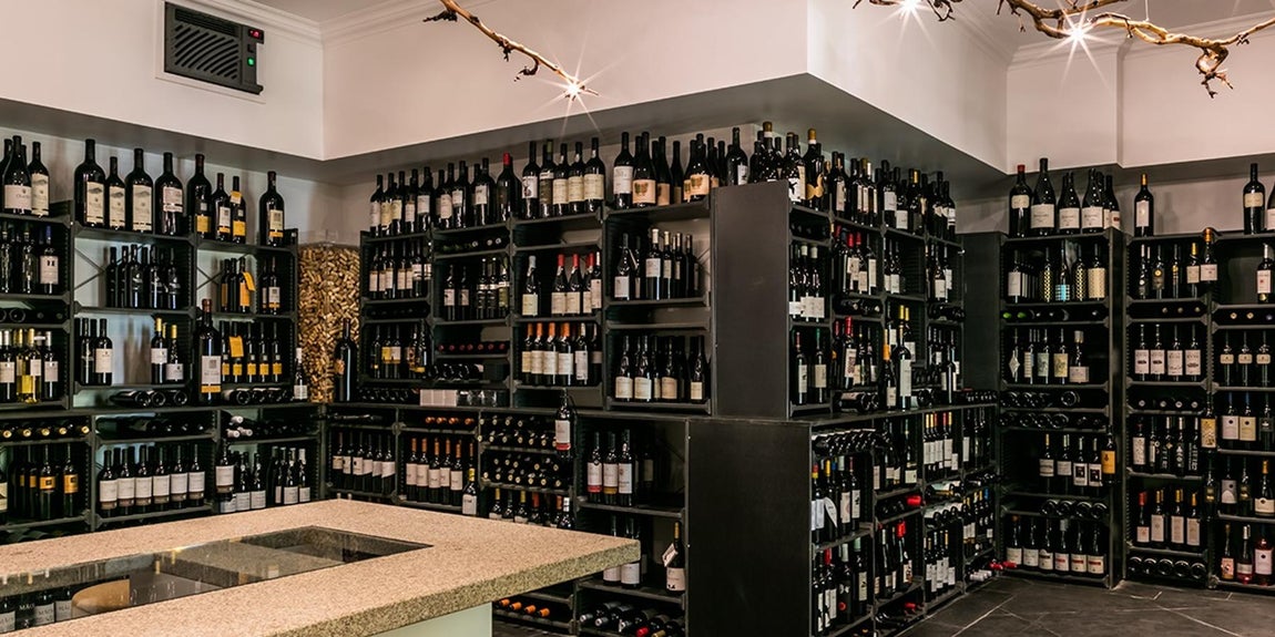 El lujoso hotel de Iker Casillas y Sara Carbonero en Oporto. Como era de esperar, cuenta también con una bodega, concretamente la mayor de vinos portugueses del mundo (los jueves además se organizan catas). Todo un paraíso para los amantes de este oro líquido.