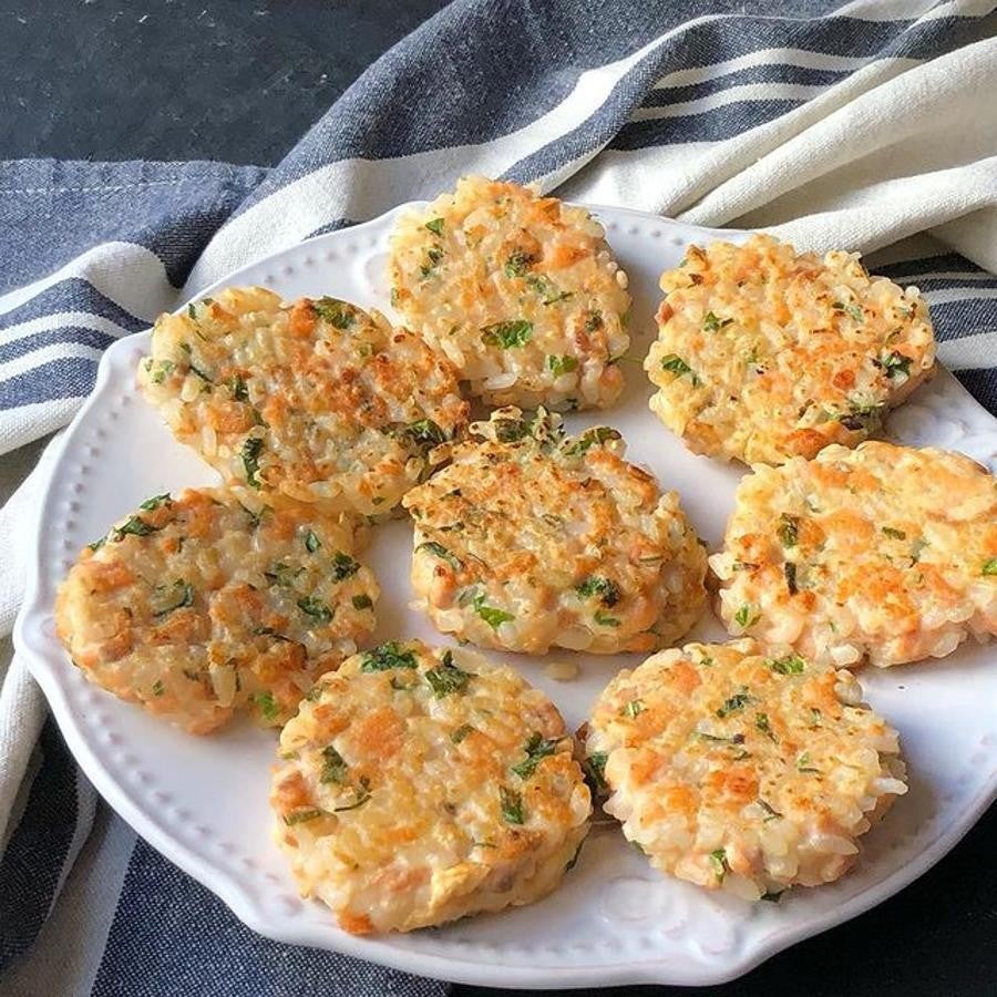 Nuggets de arroz y salmón. Esta receta de lo más original es muy fácil de realizar. solo tienes que mezclar 150 gramos de salmón (u otro pescado), 150 gramos de <a href="https://www.abc.es/bienestar/alimentacion/abci-arroz-202008260817_noticia.html" target="_blank">arroz </a>blanco cocido, un <a href="https://www.abc.es/bienestar/alimentacion/etiquetas-alimentos/abci-diferencia-entre-huevo-blanco-y-cascara-oscura-202010110139_noticia.html" target="_blank">huevo</a>, sal, pimienta y una ramita de perejil o <a href="https://www.abc.es/bienestar/alimentacion/abci-especias-combinan-mejor-cada-alimento-201910300120_noticia.html" target="_blank">especias </a>al gusto. Toma cucharadas de la preparación y hazlas sobre una sartén antiadherente pincelada con aceite. Deja que se tueste bien por cada lado. Puedes tomarlos solos o con una salsa saludable.