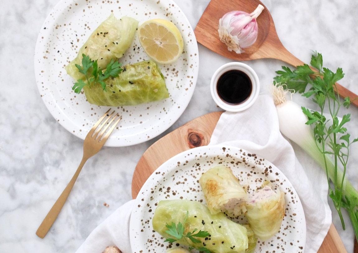 Rollitos de repollo. En un bol, grande colocamos la carne picada de pavo, la cebolla, la pimienta negra molida, el chile rojo triturado (al gusto), la sal, el garam masala en polvo, 1 cucharada de aceite de oliva, el jengibre y mezclamos bien. Añadimos el perejil fresco y mezclamos bien. Añade esa mezcla a las hojas de repollo. Puedes leer la receta completa <a href="https://www.abc.es/bienestar/alimentacion/recetas-saludables/abci-rollitos-repollo-cena-ligera-vapor-para-adelgazar-202009221425_noticia.html" target="_blank">aquí</a>.