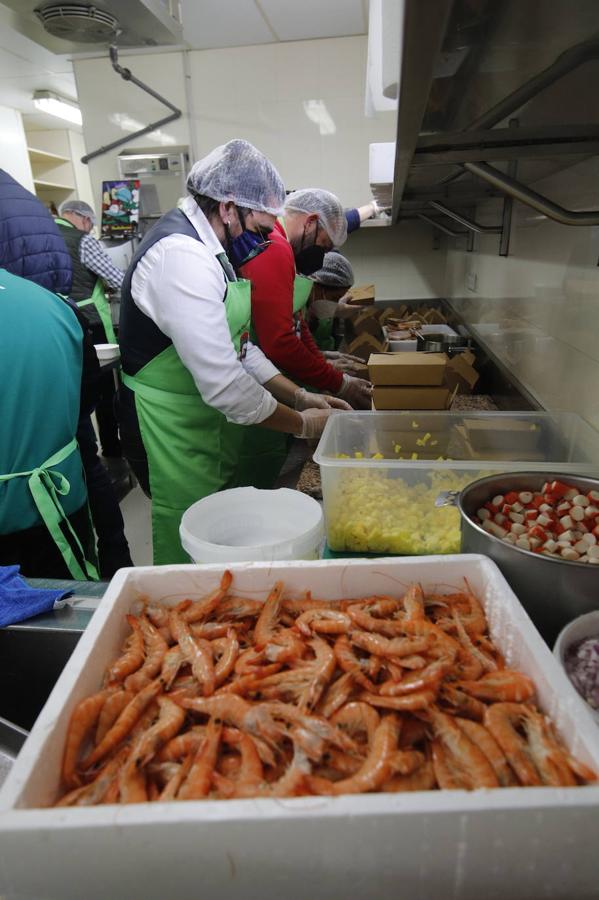 La elaboración de la cena de Navidad de Cocinillas CCF de Córdoba, en imágenes